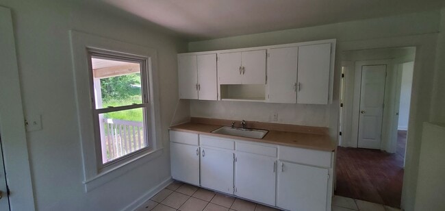 Building Photo - 2 Bedroom House