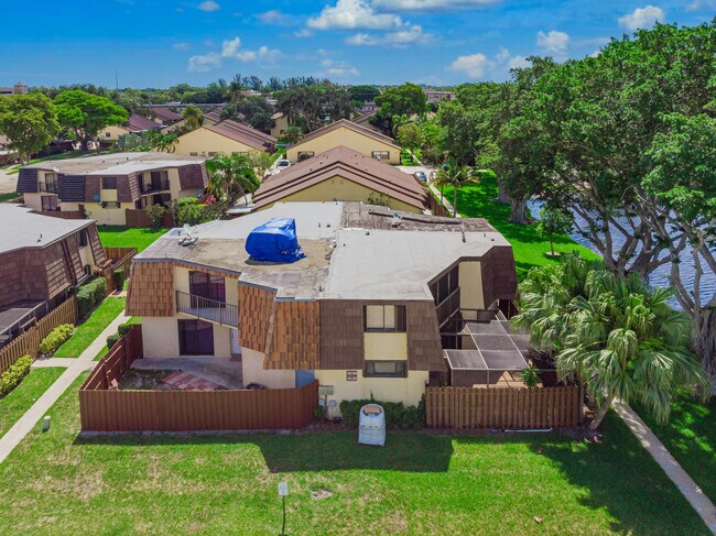 Foto del edificio - 241  Springdale Circle  Palm Springs Fl 33461