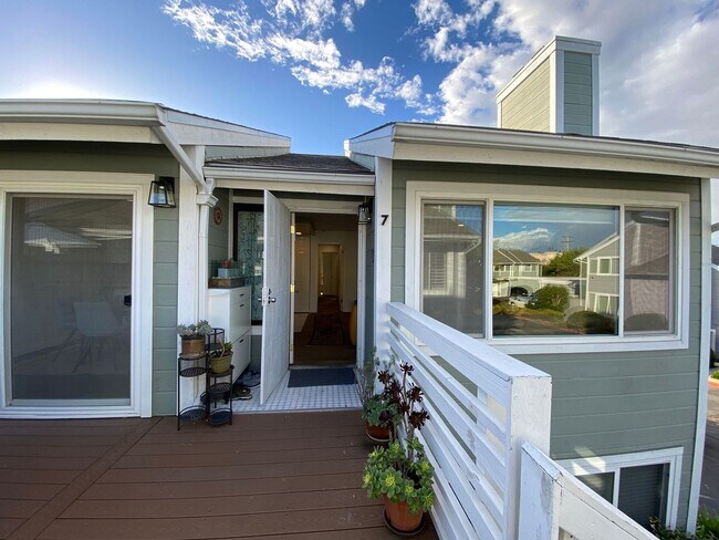 Building Photo - Stunning 3-bedroom, 2-bathroom coastal condo with Modern Custom Upgrades!