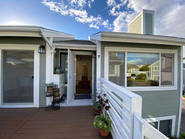 Foto del edificio - Stunning 3-bedroom, 2-bathroom coastal condo with Modern Custom Upgrades!