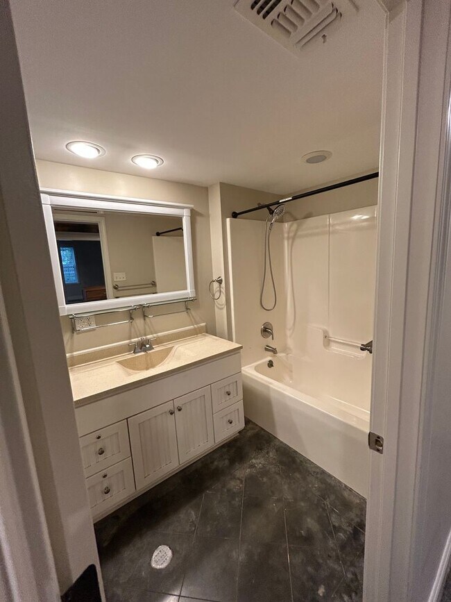 Foto del edificio - Beautiful apartment on parklike grounds