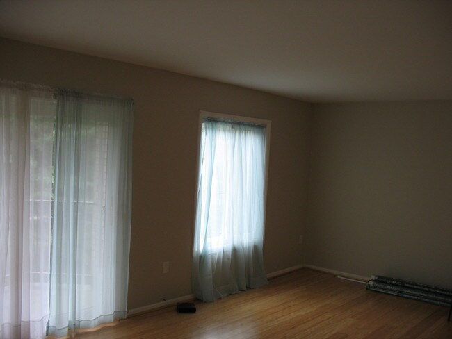 living rm - 6934 Hanover Pkwy