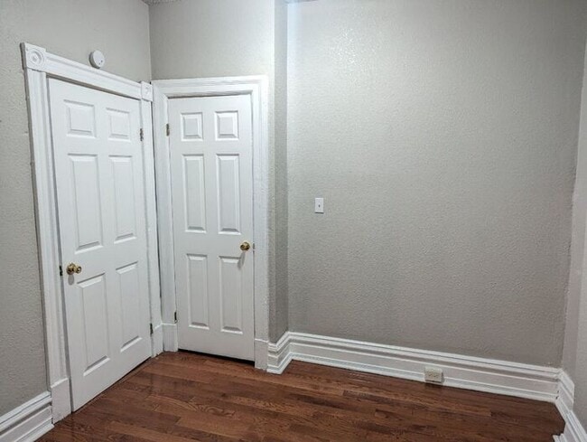 Building Photo - Beautiful 2 Bed 1 Bath Apartment with bonu...