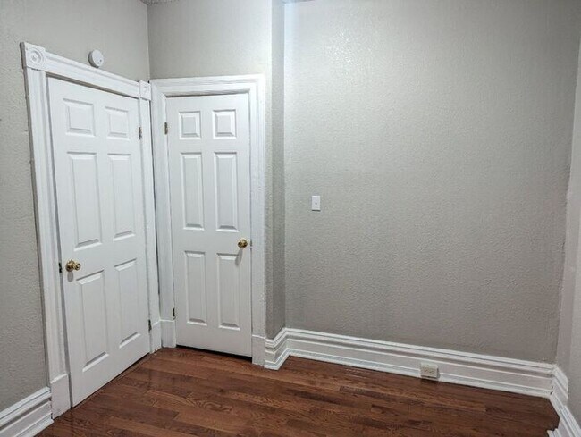 Foto del edificio - Beautiful 2 Bed 1 Bath Apartment with bonus room/office!