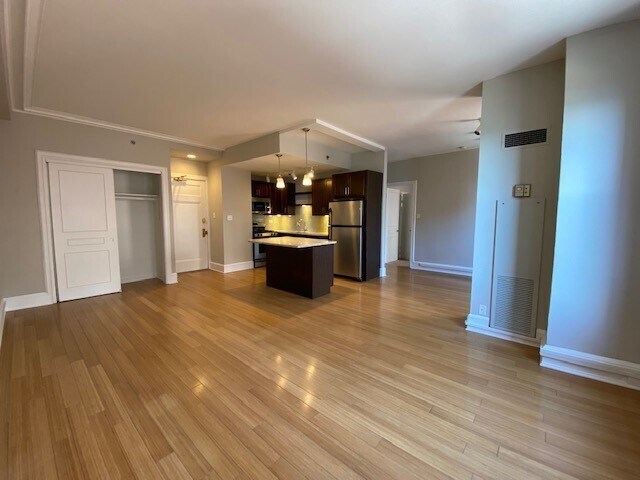 Building Photo - 415 W Belmont Ave