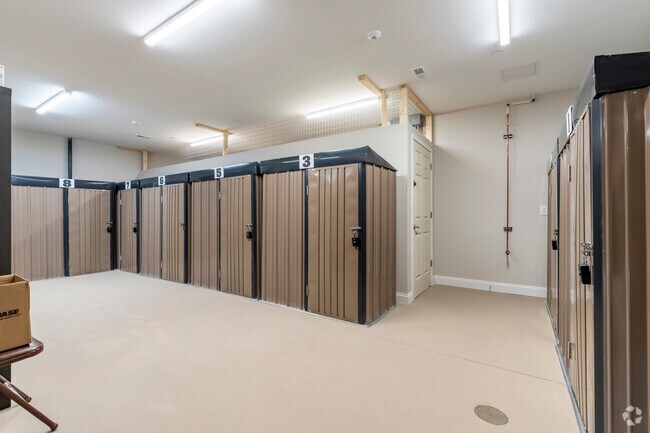 Unidades de almacenamiento - Hines View Apartments - A 55+ Community