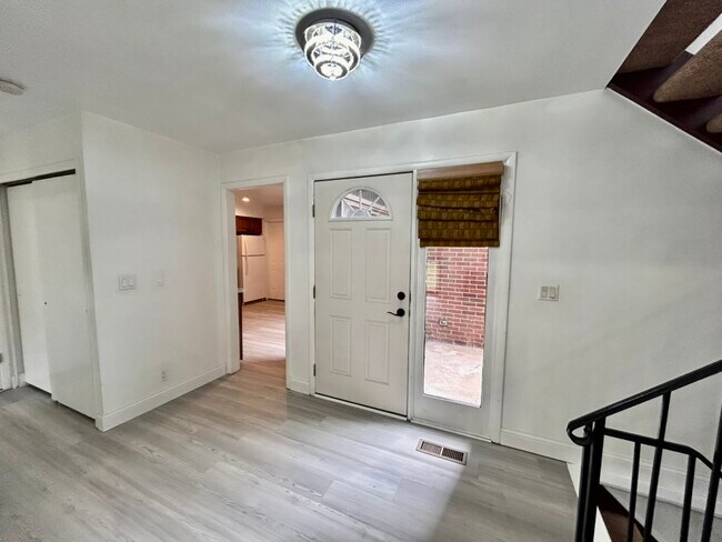 Building Photo - 3069 Lindenwood Dr