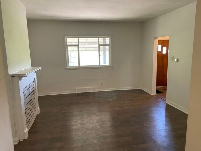 Building Photo - 807 Davis Ave
