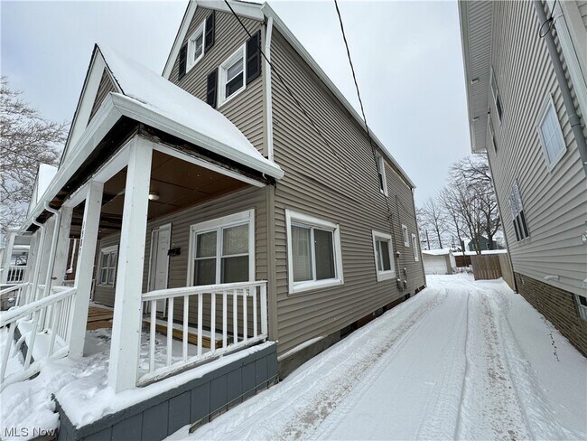 Building Photo - 1585 Newman Ave