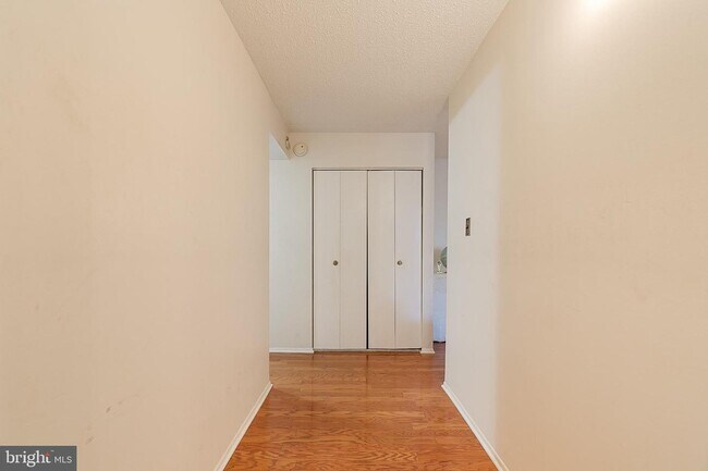 Building Photo - 5780 Village Green Dr