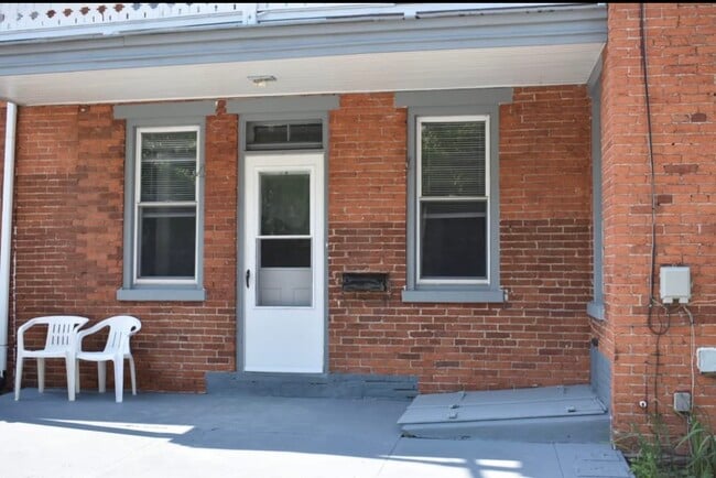 Building Photo - 478 Walnut St