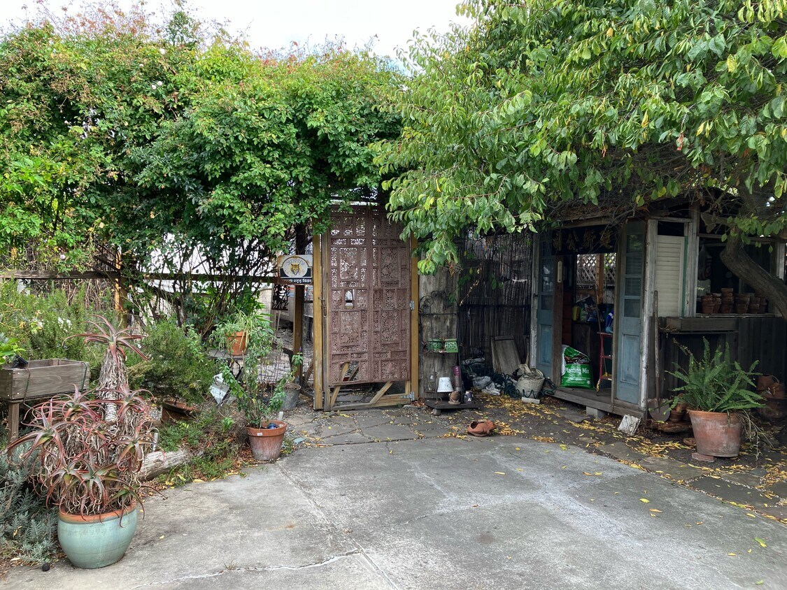 2120 Clarke Ave Unit The Airstream, East Palo Alto, CA 94303