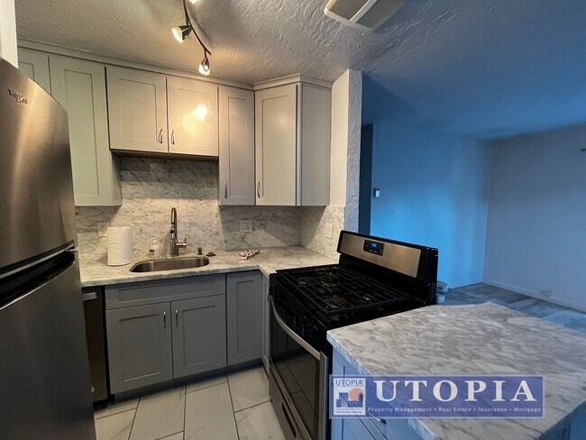 Building Photo - RENT SPECIAL: $500 off first months rent if lease is signed by end of March!! Cozy 2 bedroom, 1 b...