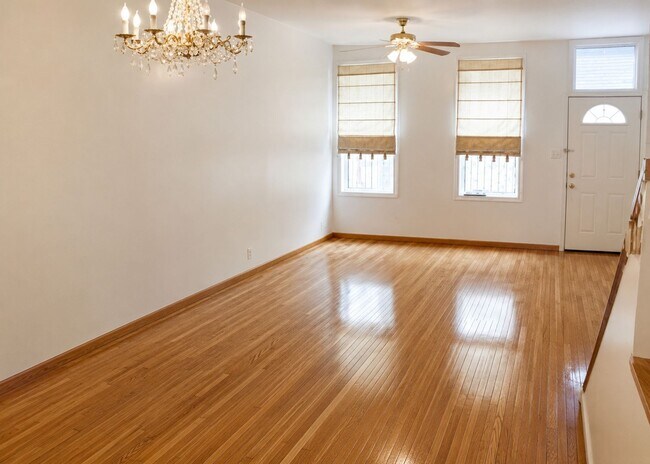 Foto del edificio - Three-Bedroom Graduate Hospital Home with Finished Basement and Private Patio