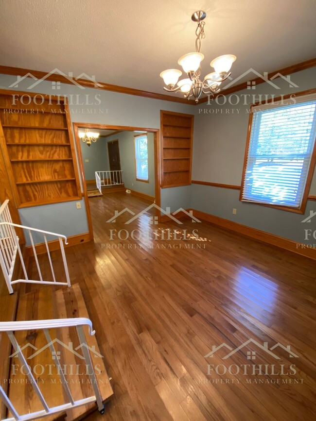 Foto del edificio - Quaint 3-Bedroom Brick Ranch with Custom T...