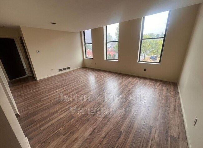 Foto del edificio - 570 Miller Ave