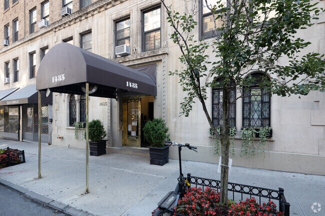 Entrada - 1435 Lexington Ave