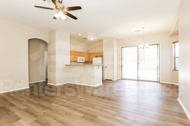 Building Photo - Beautiful 4 bed/2 bath home with a private...
