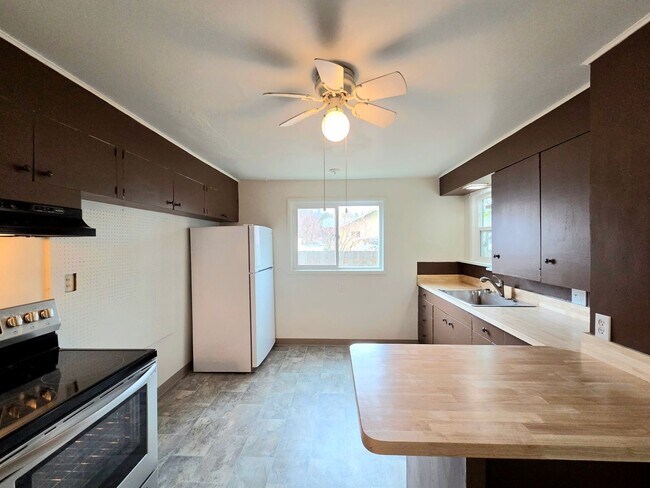 Building Photo - 4-Bedroom + Den, 2-Bath House for Rent in Cashmere ON THE RIVER!!