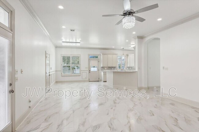 Building Photo - 701 Metairie Lawn Dr