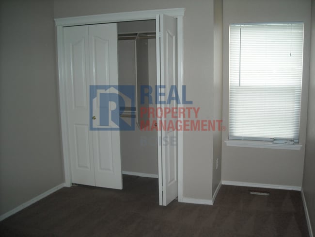 Building Photo - Move In Ready 3 Bedroom Single-Family Home...