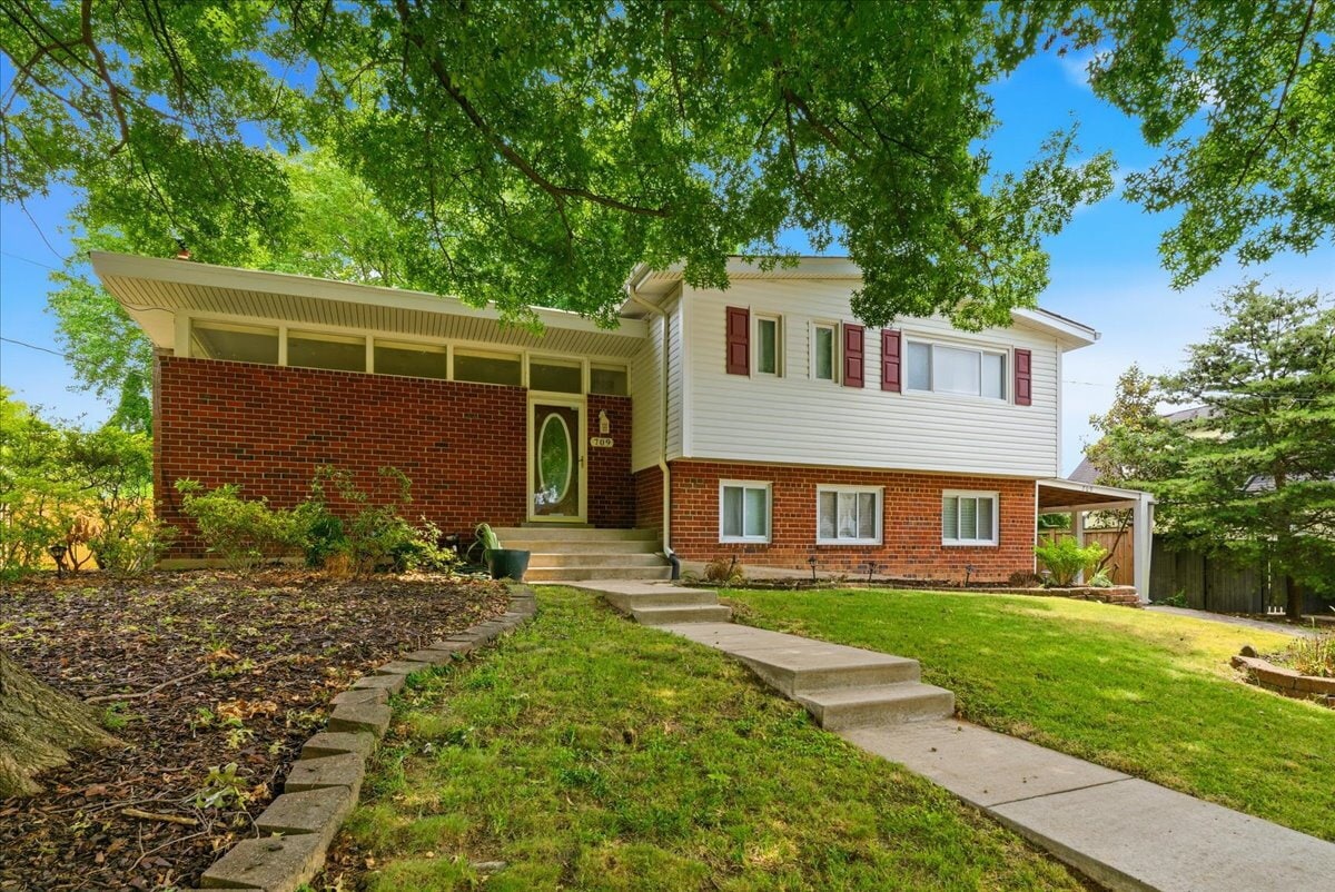 Charming Split-Level Home in the Heart of Alexandria - Charming Split-Level Home in the Heart of Alexandria
