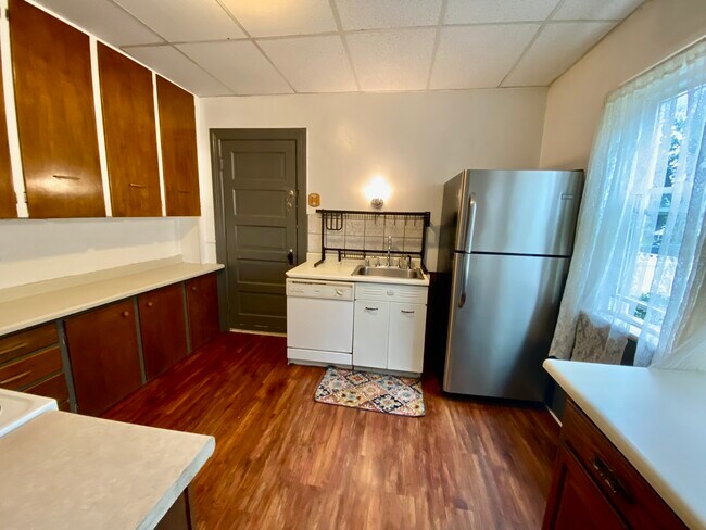 Foto del edificio - 1063 W 8th St