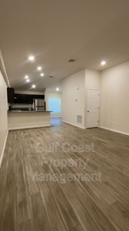 Foto del edificio - 17174 Belmont Ave