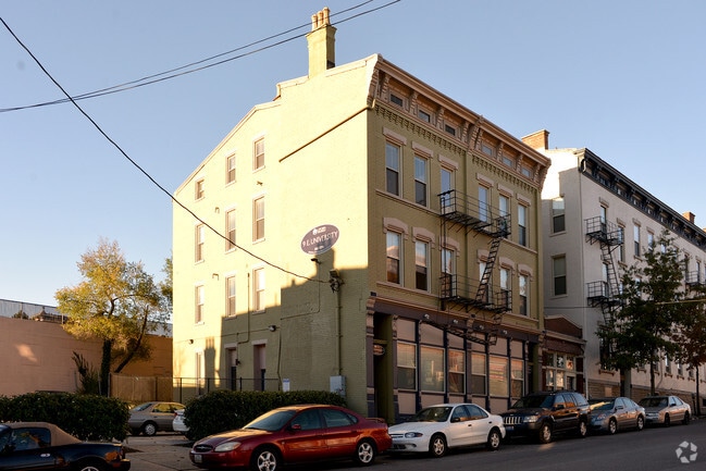 Building Photo - 9 E University Ave