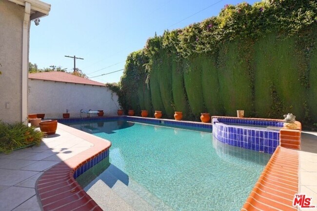 Building Photo - 13959 La Maida St