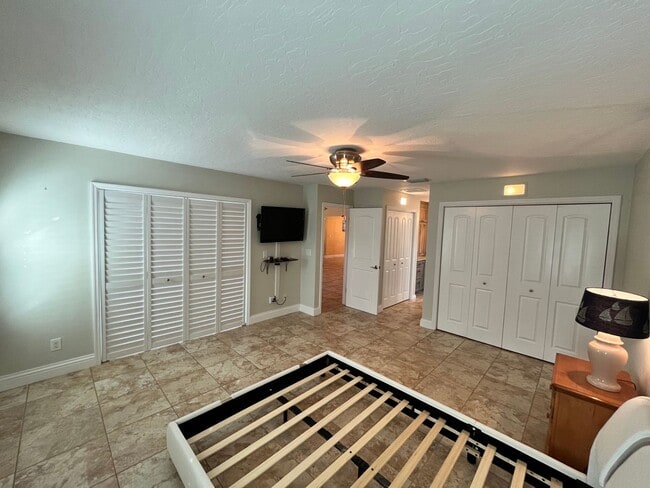 Building Photo - 489 Carriage Rd