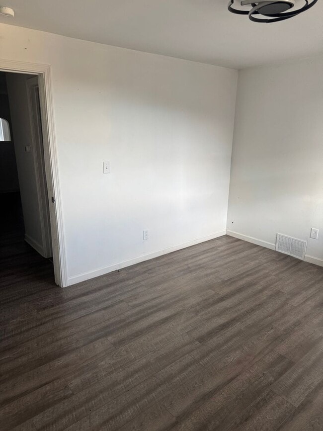 Photo - 3rd Street, Pitcairn Apartment