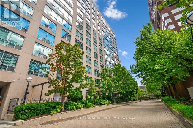 Photo du bâtiment - 942-942 Yonge St