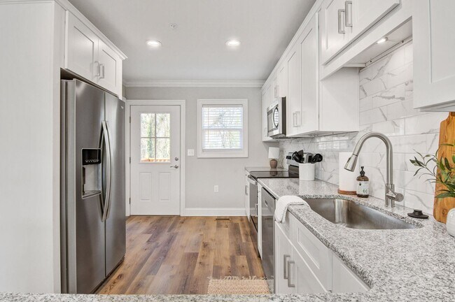 Foto del edificio - Modern 2-Bed, 2-Bath Single-Level Townhome in Conover – Pet-Friendly Community!