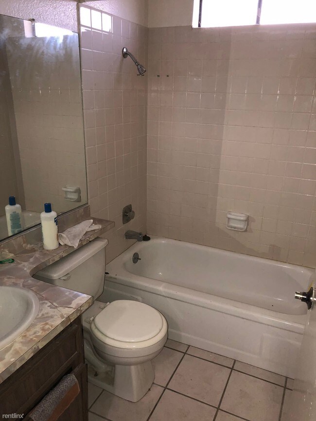 Building Photo - 1531 Hialeah Dr