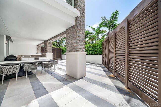 Foto del edificio - 220 SE Mizner Blvd