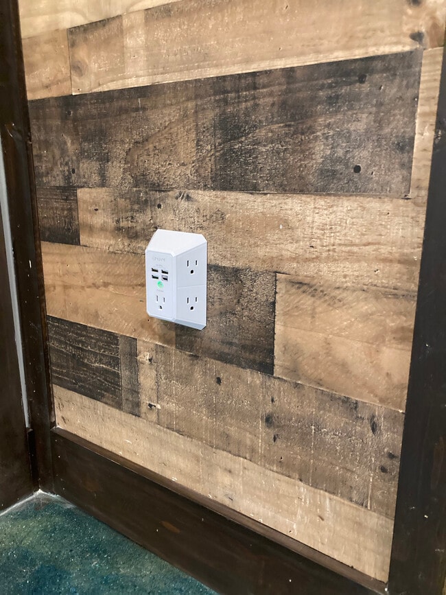 USB Outlets - 1071 Greene Ave