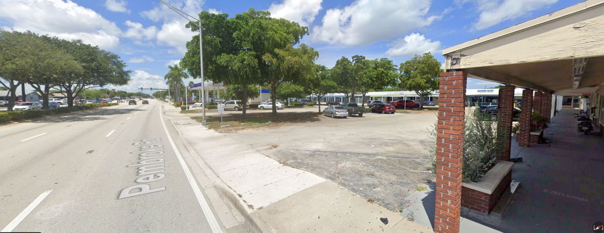 Foto del edificio - 7131 Pembroke Rd