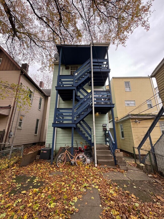 Building Photo - 542 5th Ave