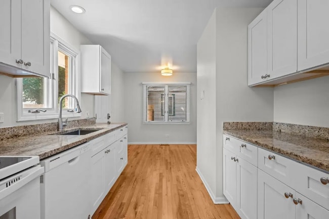 Building Photo - 2500-2502 Green Bay Rd