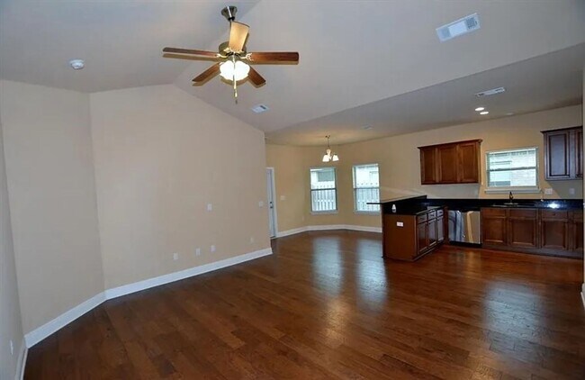 Foto del edificio - Driftwood Estates Home! 4 bedrooms move in...