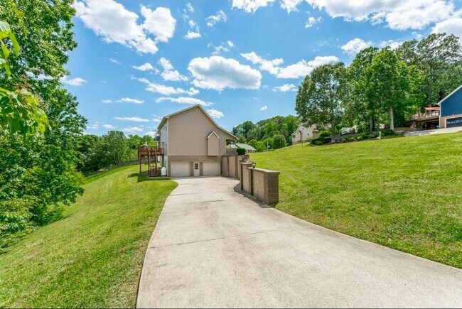 Building Photo - 9729 Autumn View Cir