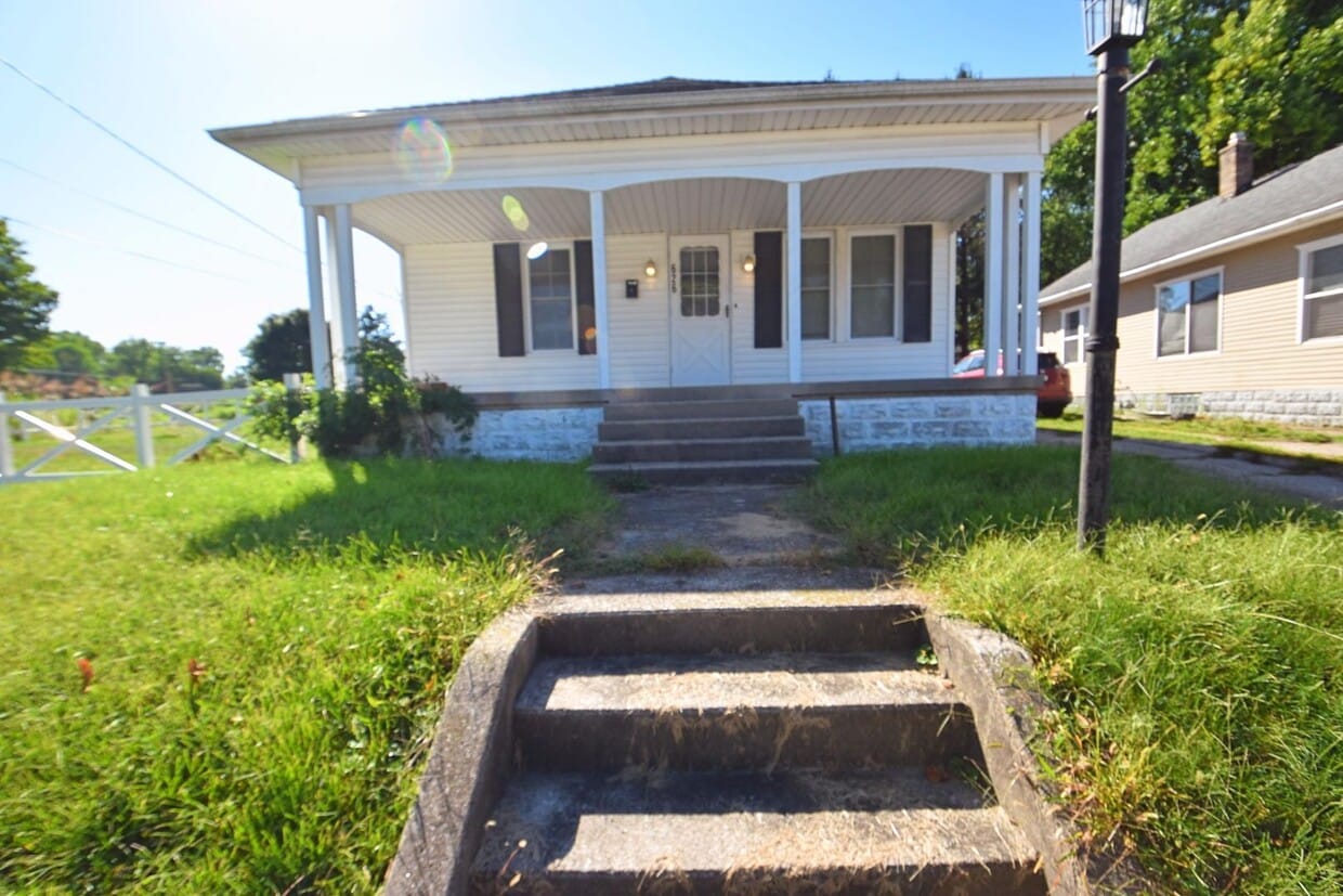 Foto principal - 2 bedroom 2 bath home with 2 story garage
