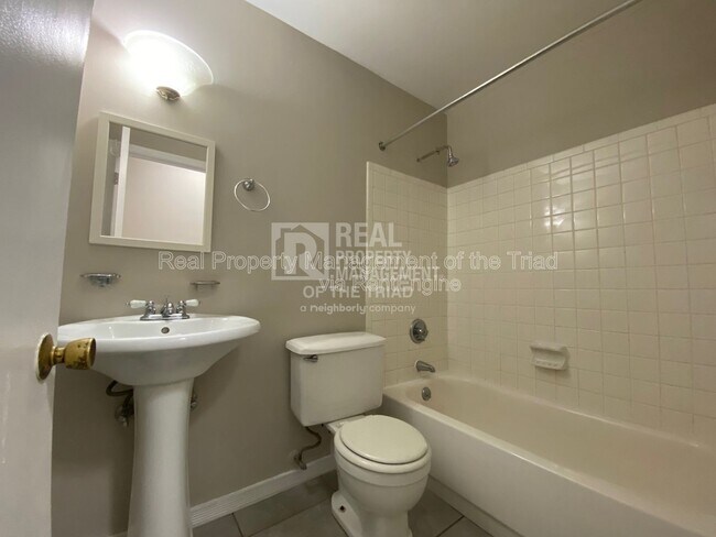 Foto del edificio - 1015 Claremont Ave NE