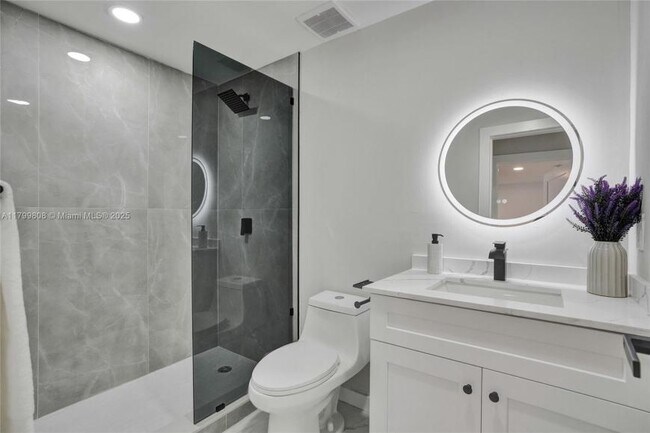 Building Photo - 3 bedroom in Miami FL 33150