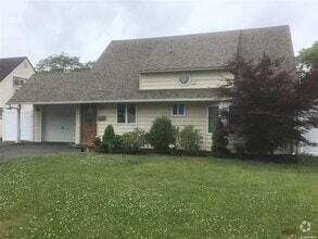 Building Photo - 120 Pilgrim Ln