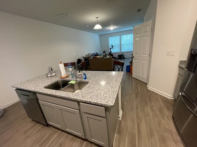 Foto del edificio - 90 Ridge Lake Rd