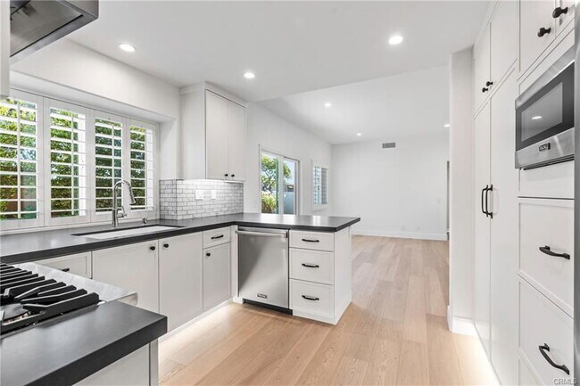 Building Photo - 2750 Point Del Mar