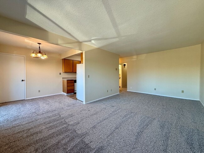 Foto del edificio - Vintage Upstairs 2 Bedroom With Patio In Hollywood District ~ Near It All! Off Street Parking~ Pe...