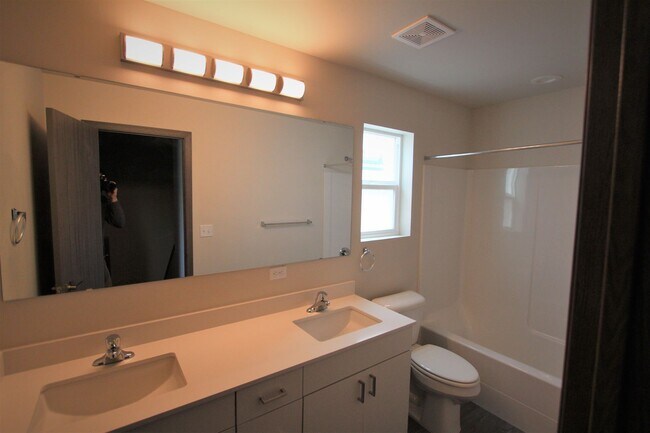 Foto del edificio - Move in Special!! One-month free with qualified applicants!! Modern design 3-bed, 2.5-bath duplex!